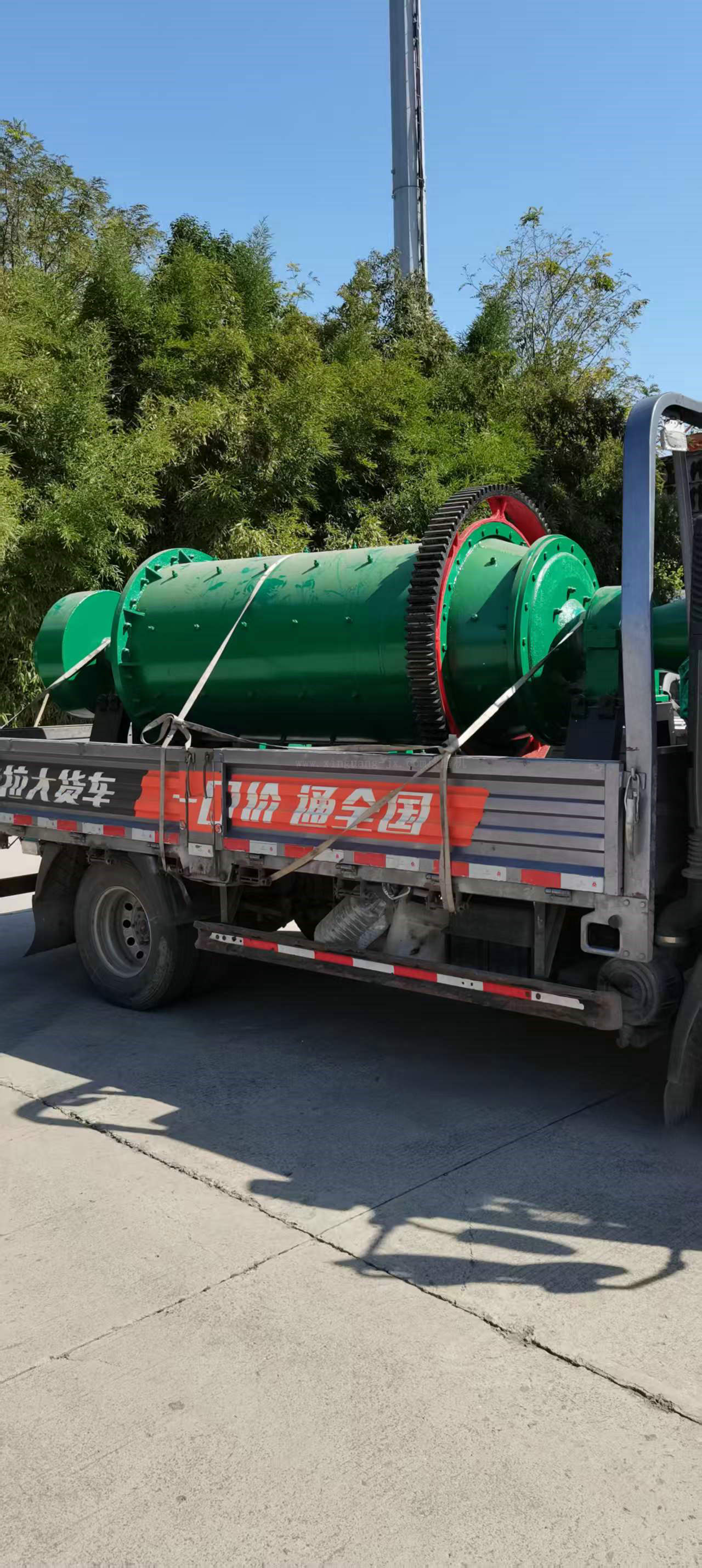 鄭州新光礦山機械球磨機廠家發(fā)貨圖 球磨機是怎樣把物料磨碎的?河南鄭州新光球磨機廠家來說說